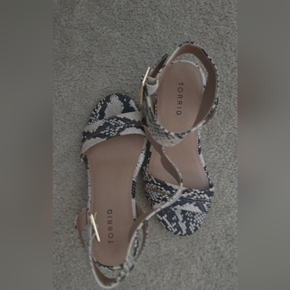 Torrid Snakeskin Wedges Size 7.5 Wide - Picture 3 of 4